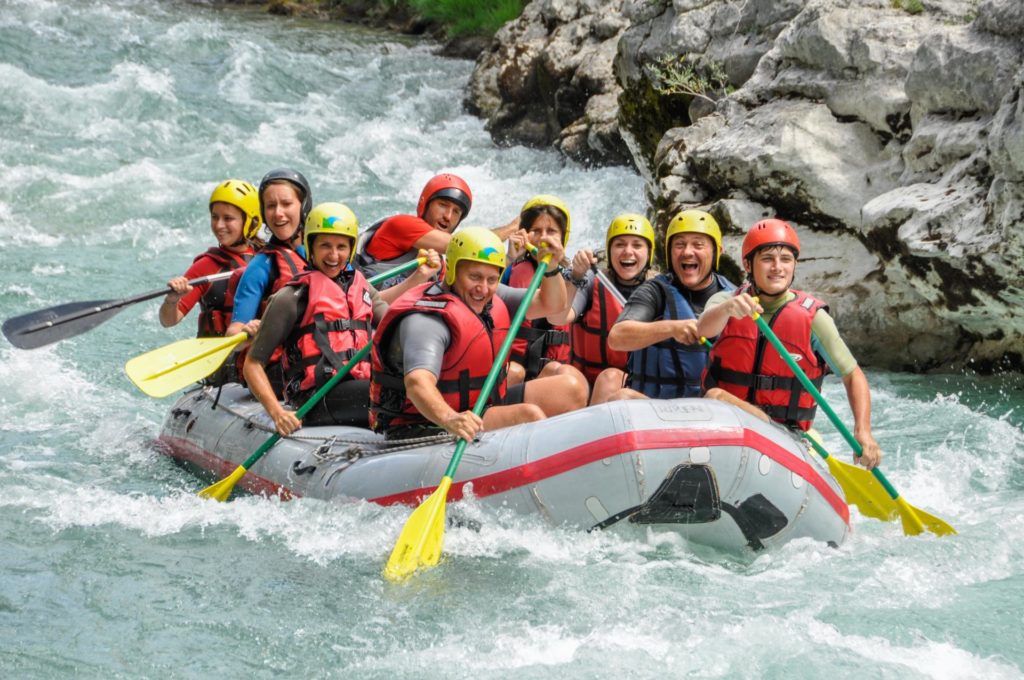 Un groupe de personnes à bord d'un raft guidé par Aquareve lors d'une activité Rafting