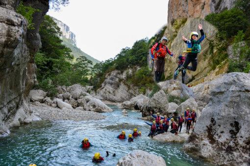 un groupe Aquareve en Rafting près de nice 