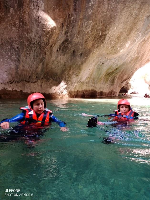 Deux personnes a la nage dans les gorges du verdon