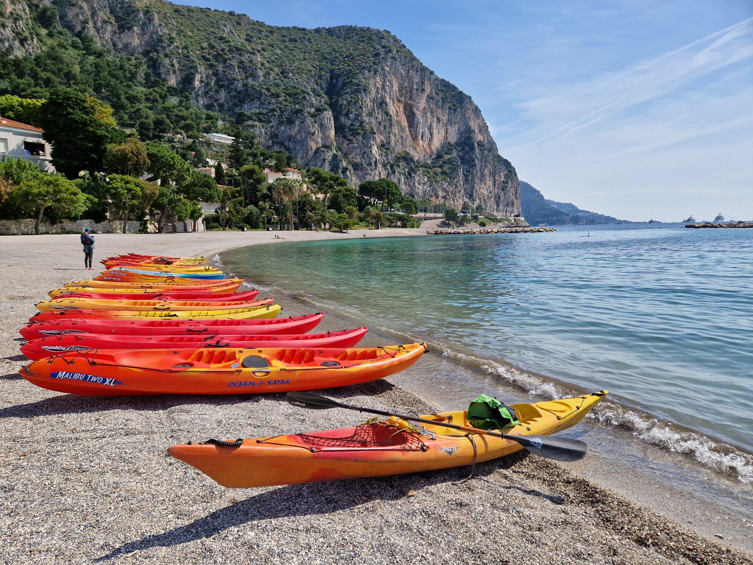 Kayaks alignés sur la plage de la petite Afrique.