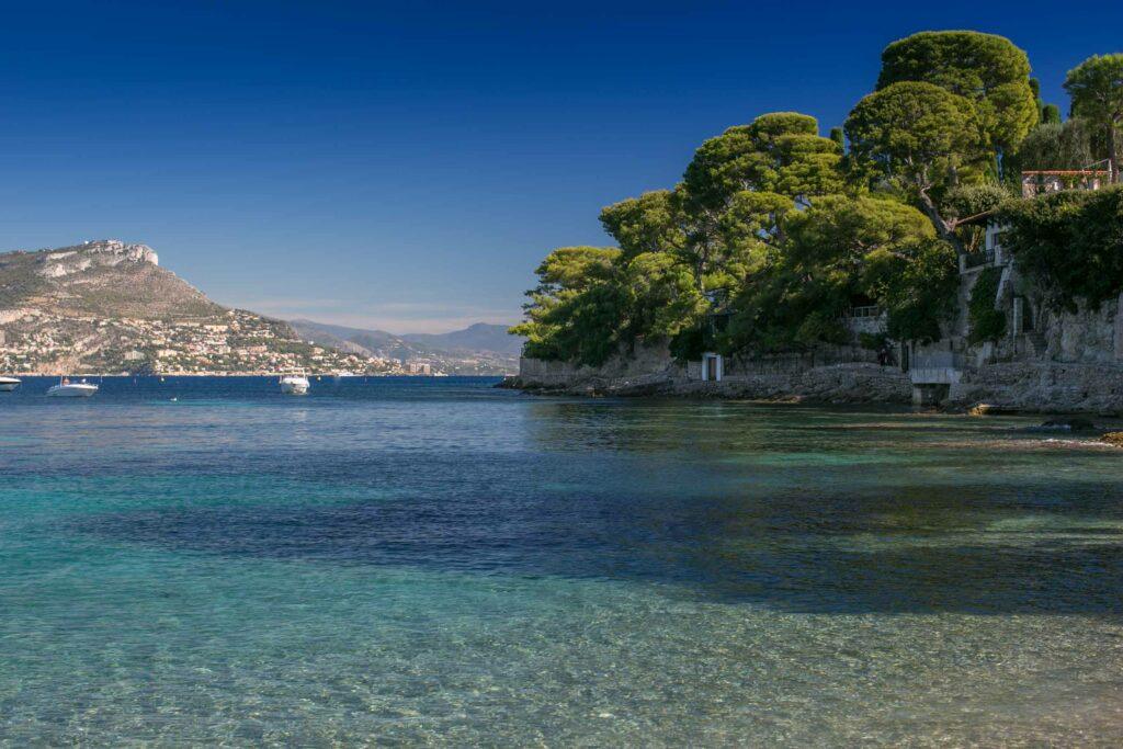 Vue de la baie de Villefranche avec la tête de chien derrière.