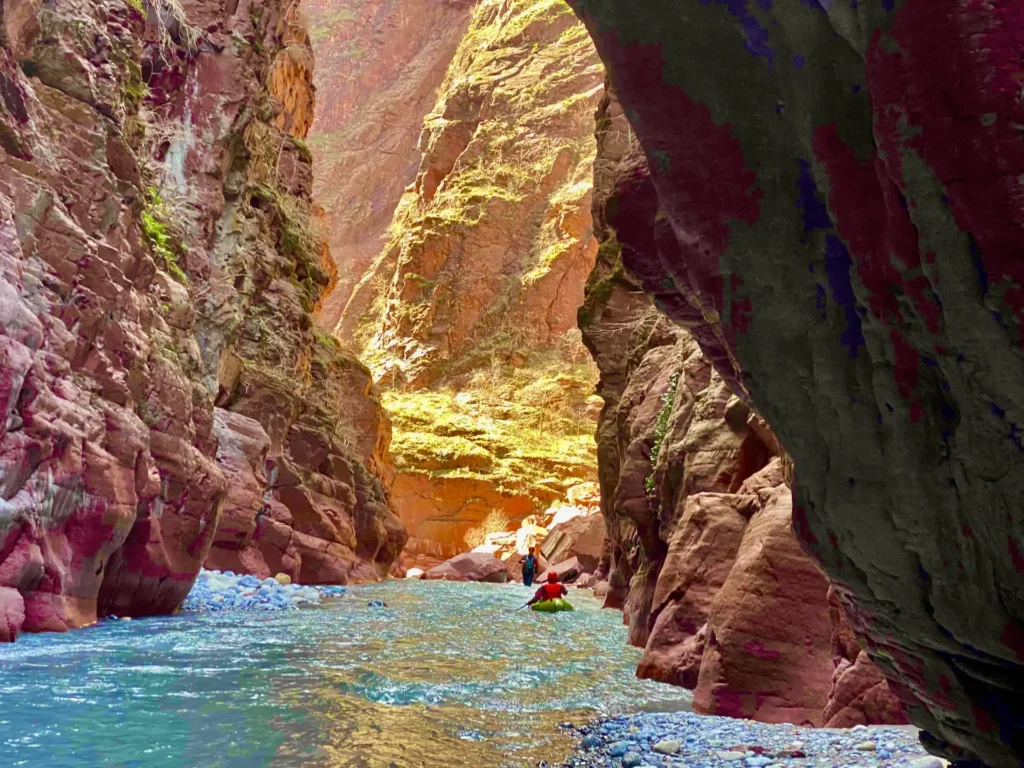 Roche rouge des gorges de daluis avec un kayak