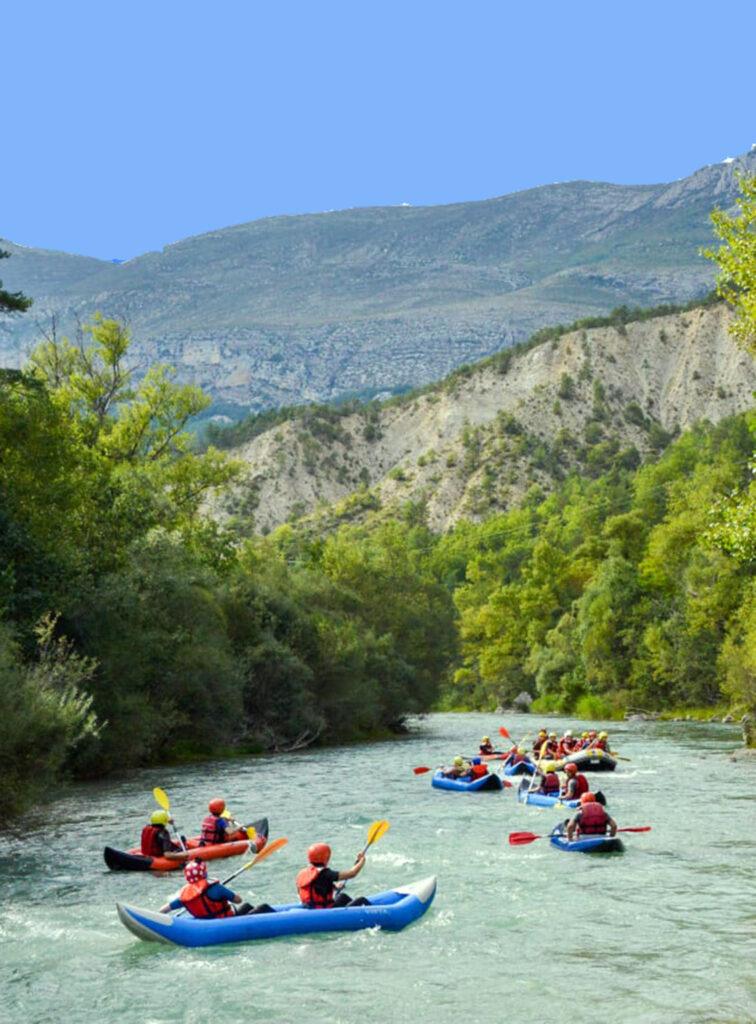 Kayak et raft vu de derrière