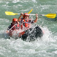 Canoe dans une vague sur le var