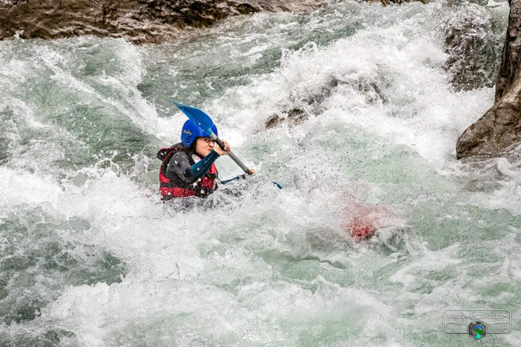 Kayak sous l'eau dans un rapide