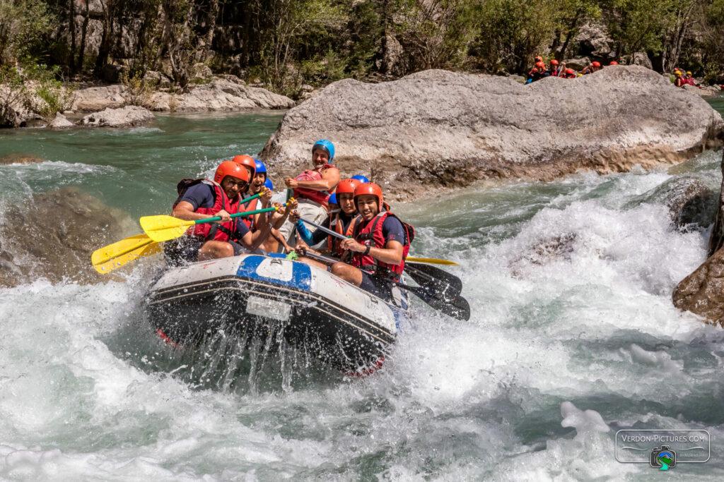 Rafting dans un rapide